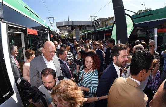 Unos 20.000 pasajeros hacen uso del Metro de Granada en su primer día