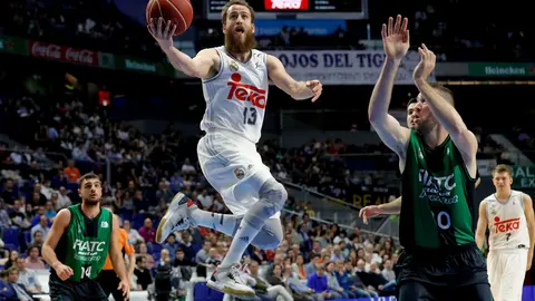 Real_Madrid_de_baloncesto-Pablo_Laso-Gustavo_Ayon-Sergio_-Chacho-_Rodriguez-Deportes_118749740_3927347_1706x960