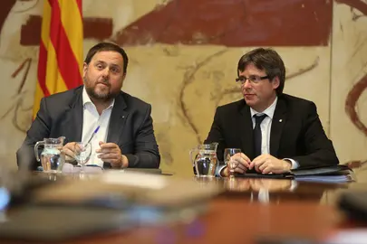 Barcelona 07/06/2016 Politica  Reuni&oacute;n de la ejecutiva del Govern de la Generalitat en el Palau. En la foto Oriol Junqueras junto al President Carles Puigdemont.  FOTO DANNY CAMINAL