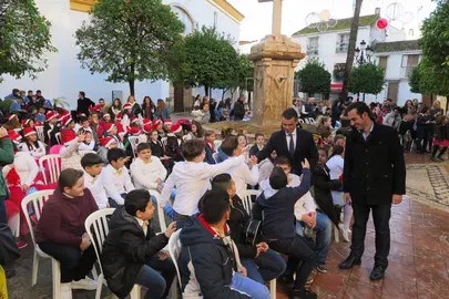 Los ni&ntilde;os asitentes al concurso saludan al Alcalde