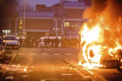 170212-world-paris-riots-0616_59431ef660d70bc1ec7e2f8584029a89.nbcnews-ux-2880-1000