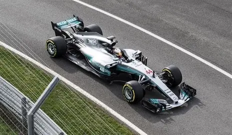 Hamilton y Bottas presentan el W08 con que Mercedes aspira a defender su dominio