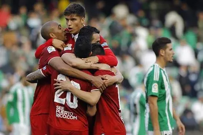 El Sevilla refuerza su sue&ntilde;o en el derbi y Legan&eacute;s respira a costa del Depor