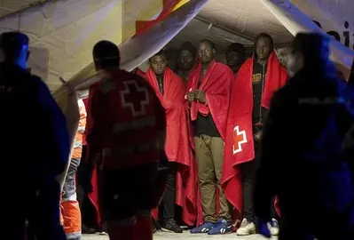 Llegan al puerto de M&aacute;laga 156 rescatados de tres pateras