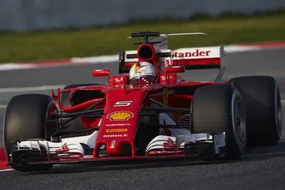 Vettel, el m&aacute;s r&aacute;pido en la sesi&oacute;n inaugural y Alonso con problemas t&eacute;cnicos