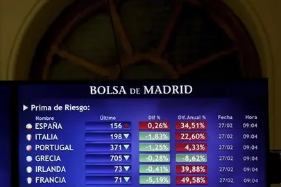 La prima de riesgo espa&ntilde;ola baja a 141 puntos por la ca&iacute;da del bono alem&aacute;n