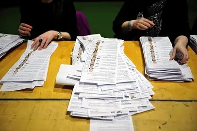 Irlanda del Norte acude a las urnas en crisis por el colapso de su Gobierno