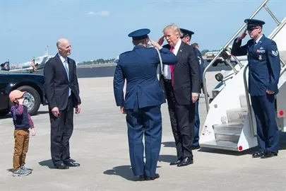 Trump visita un colegio cat&oacute;lico en Florida que usa un modelo p&uacute;blico-privado