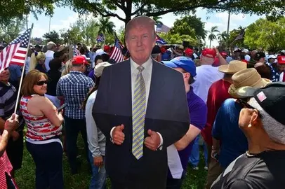 Cientos de simpatizantes de Trump le expresan su apoyo en marchas por EE.UU.