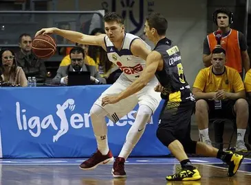 Iberostar Tenerife se afianza en el liderato y el Baskonia se coloca segundo