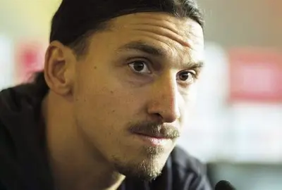 Ibrahimovic acepta la acusaci&oacute;n de la FA y es sancionado con tres partidos