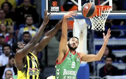 74-79. El Baskonia sorprende al Fenerbahce y mete un pie en las eliminatorias