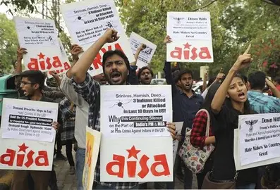 Estudiantes indios se manifiestan contra Trump tras ataques racistas en EEUU