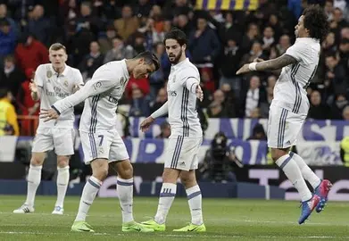 El Real Madrid gana 2-1 al Betis y recupera el liderato con otro gol de Ramos