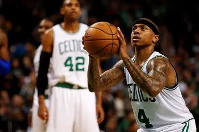 Los Celtics hacen valer el liderato con triunfo; los Rockets se postulan al t&iacute;tulo