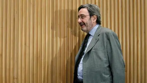 El juez imputa a Narc&iacute;s Serra por un agujero de 720 millones en Catalunya Caixa