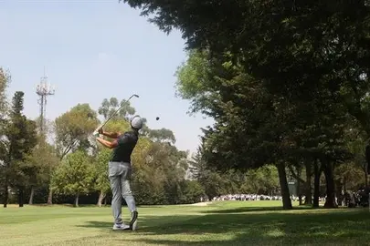 El norirland&eacute;s Rory McIlroy es segundo y el espa&ntilde;ol Jon Rahm sigue en ascenso