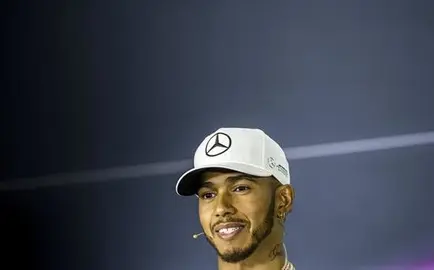Hamilton: "Necesitamos que Alonso tenga un buen coche y luche con nosotros"