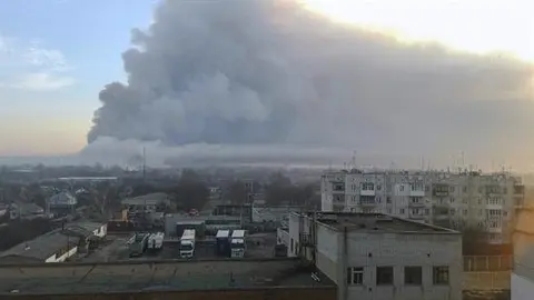 Evac&uacute;an habitantes de una ciudad ucraniana por una explosi&oacute;n en un dep&oacute;sito de municiones
