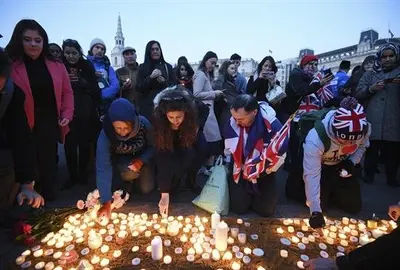 Una multitudinaria vigilia rinde tributo a las v&iacute;ctimas del ataque en Londres
