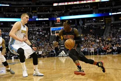 95-91. Schroder mantiene seguros a los Hawks en la Conferencia Este