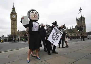 Activistas protestan contra el "brexit" con una marioneta de Theresa May