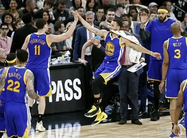 Los Warriors consolidan la mejor marca; los Westbrook y los Thunder a los playoffs