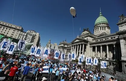 Comienza la huelga general en Argentina con impacto en el transporte p&uacute;blico