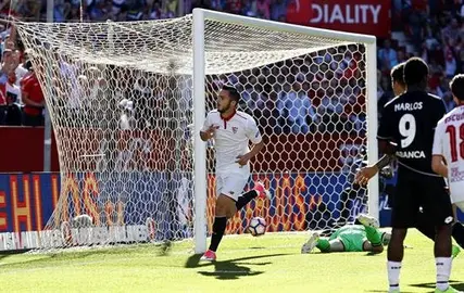 4-2. El Sevilla se redime ante un D&eacute;por que sigue cerca del abismo