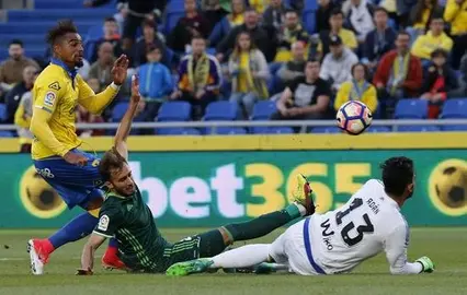 4-1. Las Palmas cura sus heridas con una goleada que deja tocado al Betis