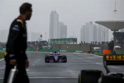 Carlos Sainz espera terminar una carrera en Bar&eacute;in