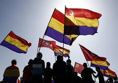 Ocho ayuntamientos de Valencia cuelgan banderas republicanas en los balcones