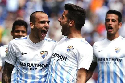 2-0. El M&aacute;laga sella la permanencia virtual y frena la escalada del Valencia