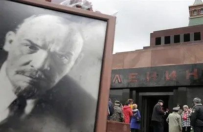 Los comunistas defienden la momia de Lenin con una marcha en la Plaza Roja