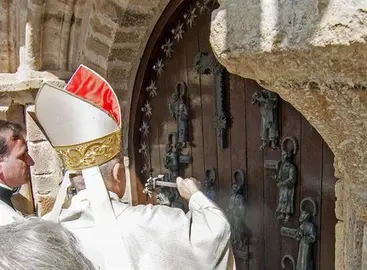 La apertura de la Puerta del Perd&oacute;n da inicio al A&ntilde;o Jubilar lebaniego