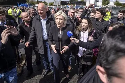 Le Pen da un golpe de efecto con su visita a los obreros en huelga de Whirlpool en Amiens
