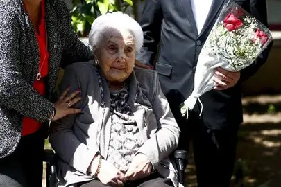 Una rosa y un drag&oacute;n para Ana Vela, de 115 a&ntilde;os, la europea m&aacute;s anciana