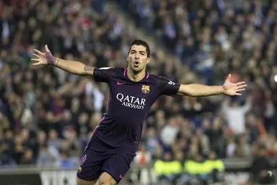 El Bar&ccedil;a sigue l&iacute;der tras sudar un triunfo por 0-3 en el derbi barcelon&eacute;s