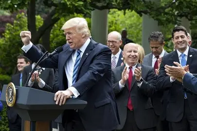 Primera victoria legislativa de Trump en la pugna por la nueva ley sanitaria