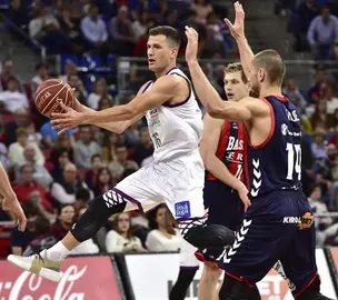 75-79.Unicaja arranca un valioso triunfo en el Buesa Arena y aprieta la tabla