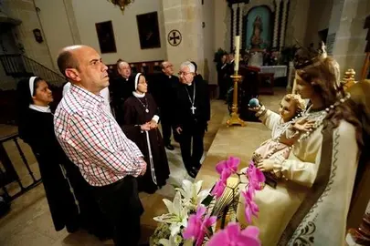 Desconocidos invierten 7 cruces en el monasterio de la Santa Faz de Alicante
