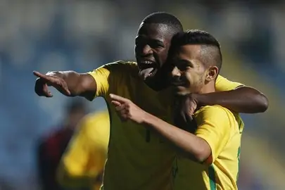 El brasile&ntilde;o Vinicius responde al inter&eacute;s del Real Madrid y el Bar&ccedil;a con goles y asistencias