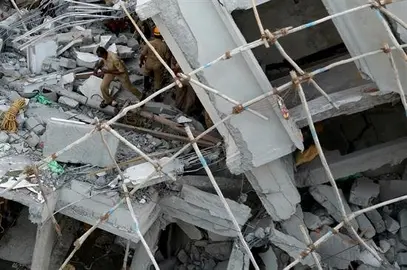 Al menos 24 muertos al derrumbarse un muro durante una boda en la India