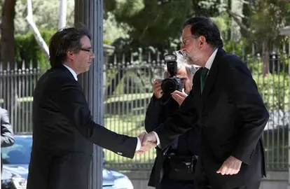 Rajoy y Puigdemont se saludan en la inauguraci&oacute;n del Sal&oacute;n del Autom&oacute;vil