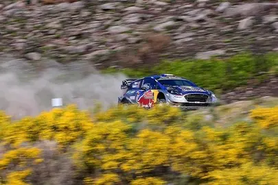 Ogier toma el mando, seguido de Neuville y Sordo