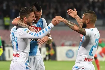 El N&aacute;poles vence 4-1 al Fiorentina y presiona al Roma por la segunda plaza