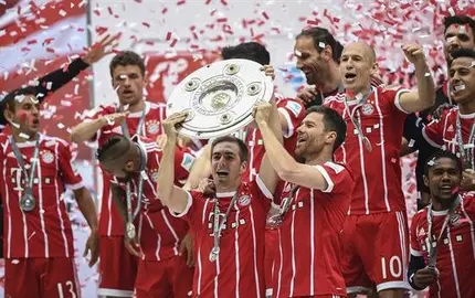 Lahm y Xabi Alonso se despiden del Bayern y del f&uacute;tbol con una goleada