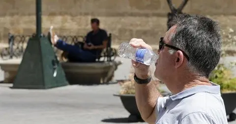 Solo el 13 % de hombres y el 22 % de mujeres beben suficiente agua en Espa&ntilde;a