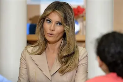 Melania Trump hace manualidades con un grupo de ni&ntilde;os enfermos en Bruselas