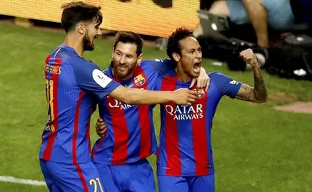 3-1. Messi y Neymar consuelan al Barcelona